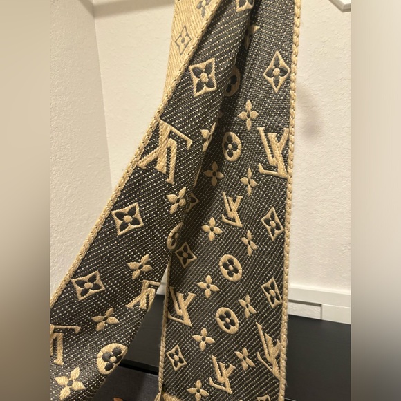 Louis Vuitton #413287 Wool Scarf Shawl LOGOMANIA MONOGRAM like new without box - Picture 3 of 9